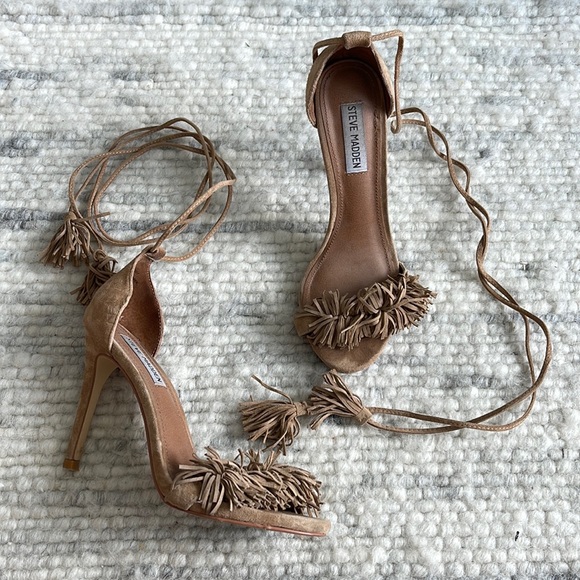 Steve Madden Sassey Tan Suede Tassel Heel - Size 8. One heel needs repair. - Picture 1 of 4